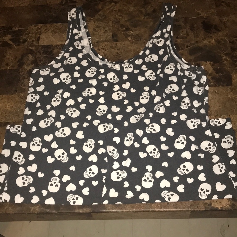 Black tank top with white skulls